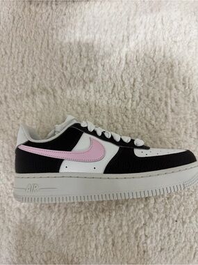 Nike Low-Top Athletic Sneakers in Black, White & Pink